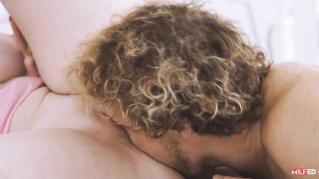 Кучерявый юнец воспользовался пиздой сочной мамаши