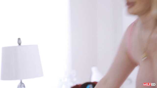 Кучерявый юнец воспользовался пиздой сочной мамаши