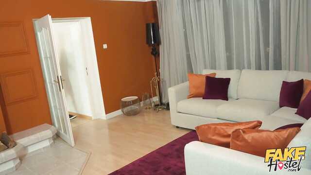 Седой чел впер в отеле девушке легкого поведения