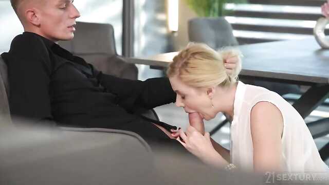 Анальный трах блондинки со спуском на ее язык и личико