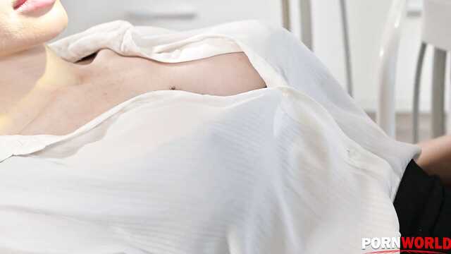 Эффектная краля сумела заполучить пенис доктора стоматолога