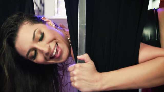 Пришел в бутик с мамашей и отжарил ее подругу