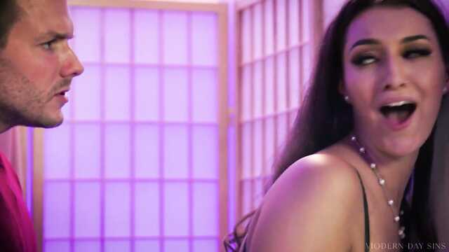 Пришел в бутик с мамашей и отжарил ее подругу