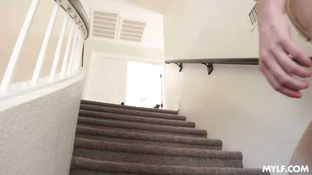 Мамашка надела чулки и это к сексу