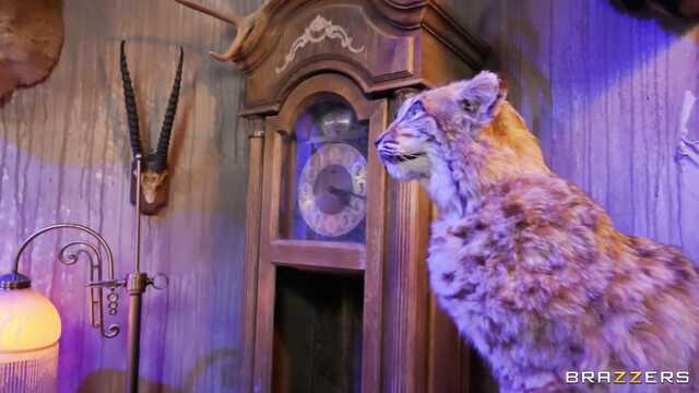 Две телочки пользуются хуем своего пленника