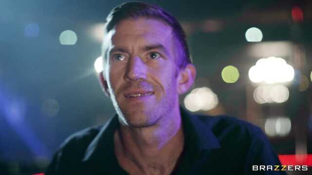 Грудастая танцовщица оказывается на большом хуе