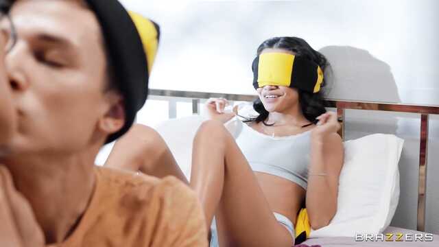 Отодрал двух развратных футболисток в пелотки