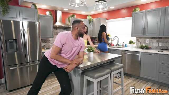 Негритянское семейство приобщило к сексу молодую латину