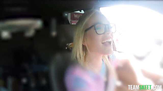 Тверкает маслянной жопкой на члене