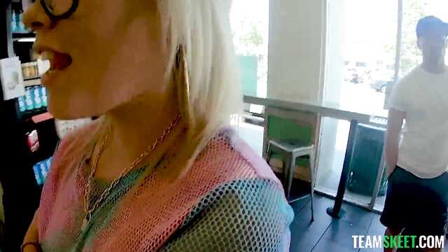 Тверкает маслянной жопкой на члене