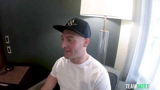 Тверкает маслянной жопкой на члене