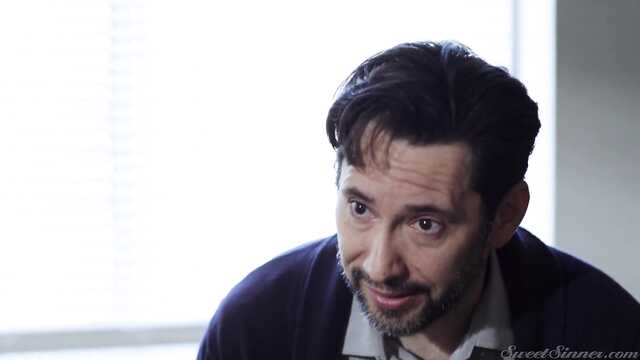 На постели жарко прет очаровательную потаскушку