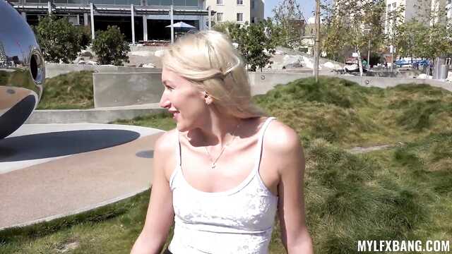 Выгулял милф и она готова ебаться