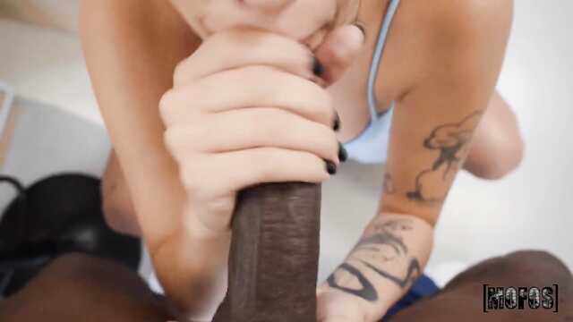 Грудастая пришла в дикий восторг от черного члена