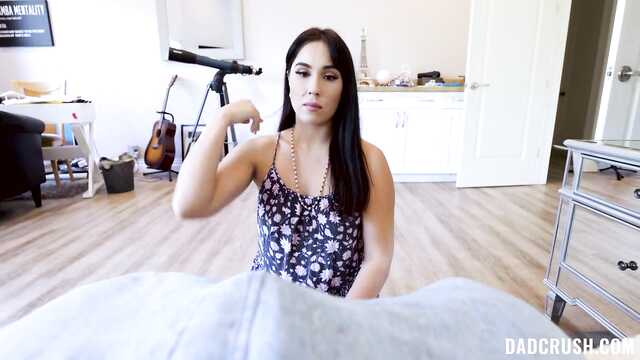 Отчим учит падчерицу пороться анально