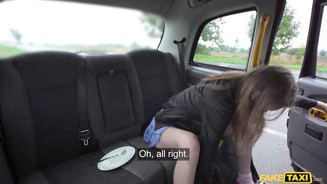 В такси телочка предается страсти с водителем