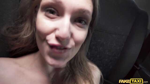 В такси телочка предается страсти с водителем