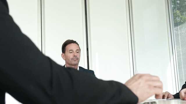 Начальница со страпоном совратила свою подчиненную