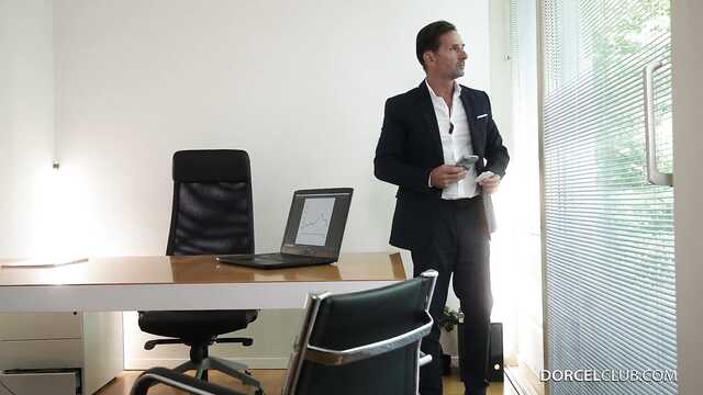 Начальница со страпоном совратила свою подчиненную