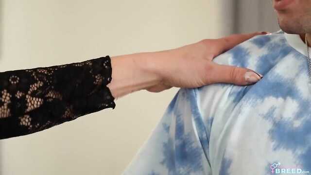 Пришел друг и мамаша очень возбуждена. Тройничок