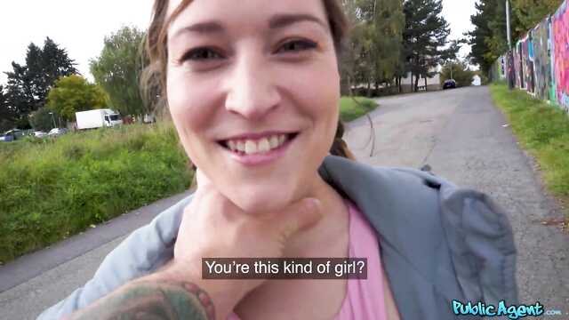 Толстый член натянул глотку и сладкую киску новой знакомой