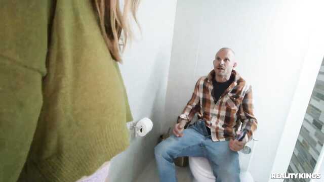 Сидя дома грудастая баба соблазнилась хуем лысого мужика