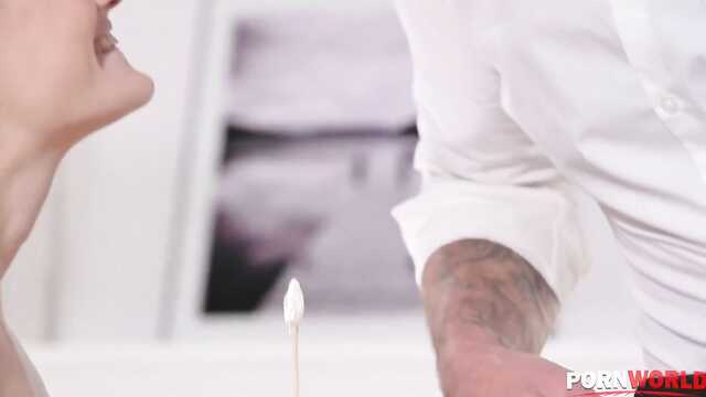 Разгорячённая баба светя плоские сиськи впустила хуй в анал и киску