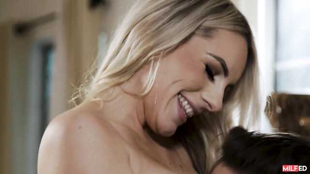 Сногсшибательная мамашка отдается сыночку в киску