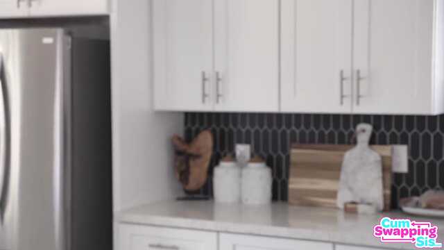 Две горячие сестренки резвятся с братиком на кровати