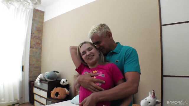 Молодка облизала сраку мужику и потрахалась