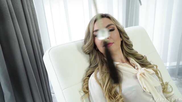 Выебал стройную потаскуху на диване во все щели