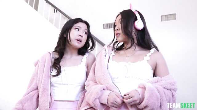 Замутил еблю сразу с двумя китайскими сестричками