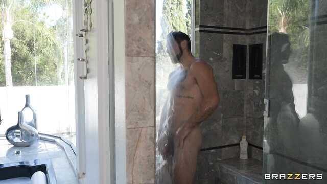 Красивая латиночка оказалась с членом