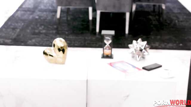 Дама прервала интервью бурный сексом в обе дырочки