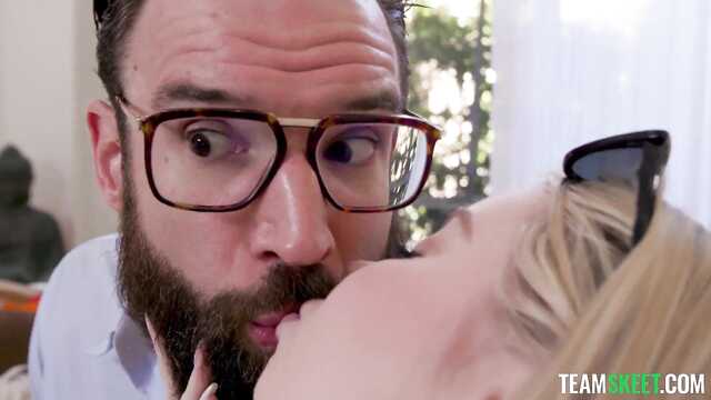 Черлидерша пришла ебаться к зрелому преподу