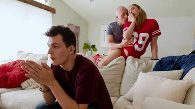 Телка подставила письку под твердый ствол друга парня