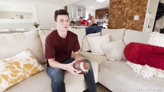 Телка подставила письку под твердый ствол друга парня