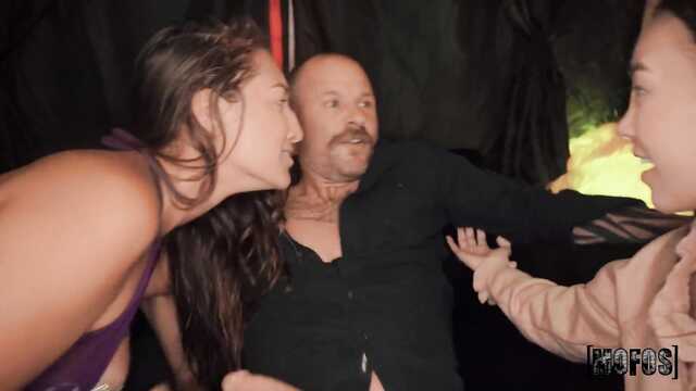 Групповушка с двумя классными стриптизершами в ночном клубе