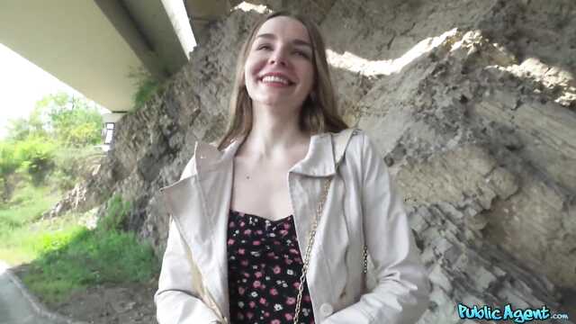 Круглая сумма денег уговорила телку на уличный секс