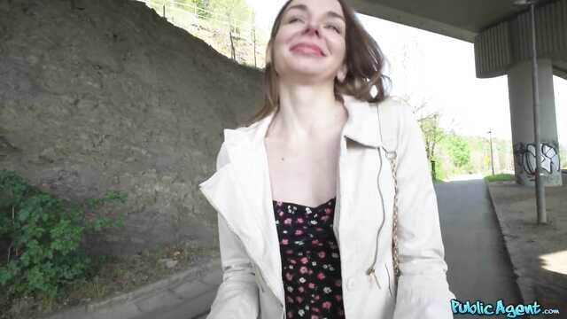 Круглая сумма денег уговорила телку на уличный секс