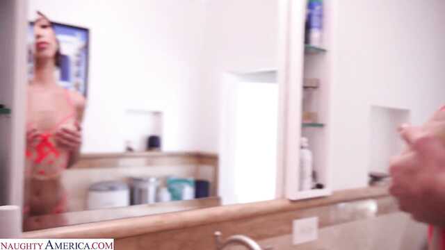 Нежная сучка соблазнила приятеля отца