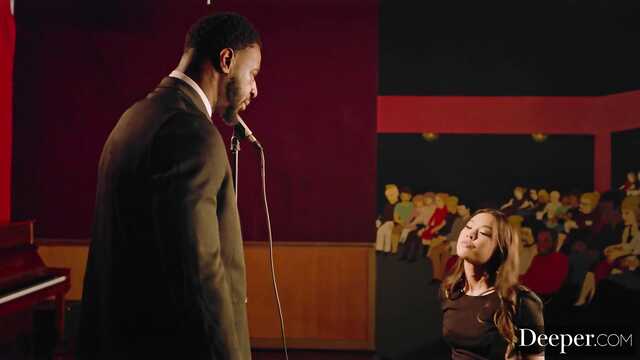 Две узкоглазые подруги ублажают большой член негра