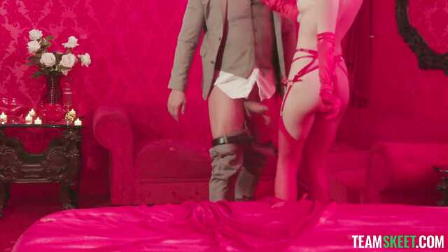 Сердцееед засадил красивой эскортнице