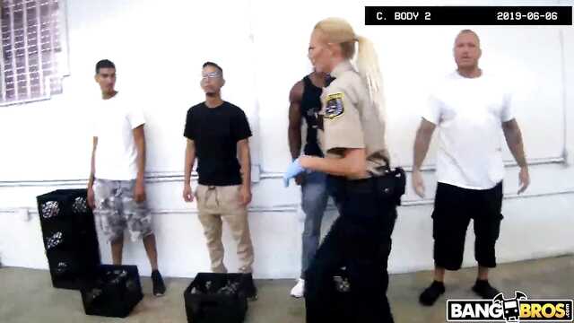 Зэкан ебет надзирательницу с мощной жопой и титьками