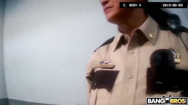 Зэкан ебет надзирательницу с мощной жопой и титьками