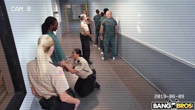 Зэкан ебет надзирательницу с мощной жопой и титьками