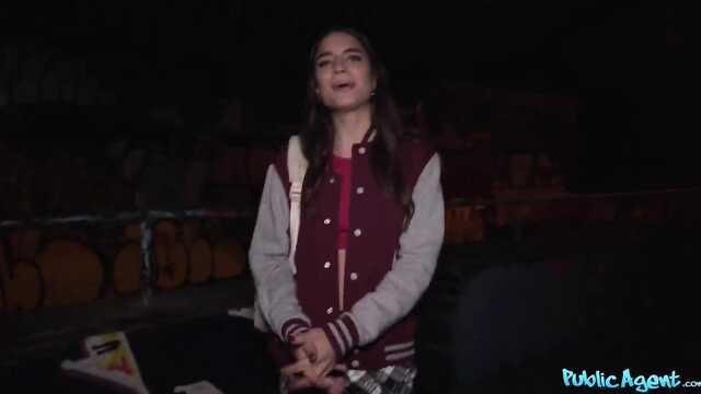 Пылкая француженка подставила киску под член за деньги