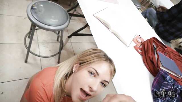 На публике в вечерней школе отодрал хорошенькую дрянь