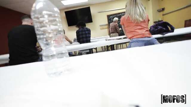 На публике в вечерней школе отодрал хорошенькую дрянь