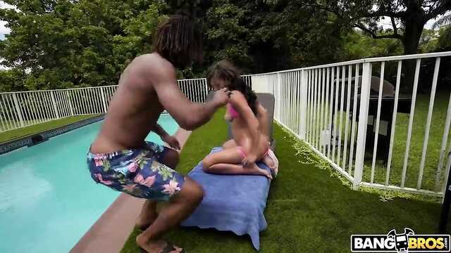 Негроид жарит голодную латину со спуском спермы на лицо